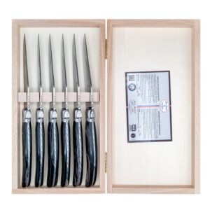 Set de 6 cuchillos para carne Laguiole de Jean Dubost con hoja lisa de 2.5 mm, mangos de auténtico cuerno de cebú y caja de madera.